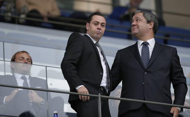Carlos Pérez y el presidente del Deportivo, Tino Fernández. /Ñito Salas