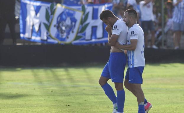 Luis se retira del campo consolado por Javi Jiménez después de marcarse un gol en propia meta en el minuto 95.