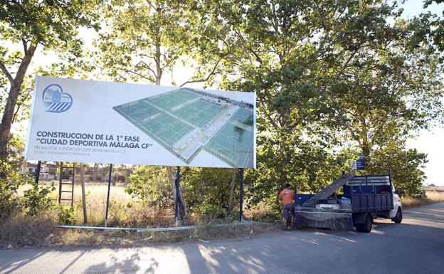 Operarios del club colocaron ayer el cartel del comienzo de las obras en Arraijanal.