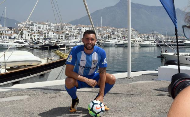 Borja Bastón posa junto a los barcos de Puerto Banús, ayer en su presentación como jugador del Málaga.