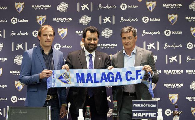 Abdullah Al-Thani, en el centro, junto a Arnau y Míchel en la presentación del entrenador hace ya varios meses.
