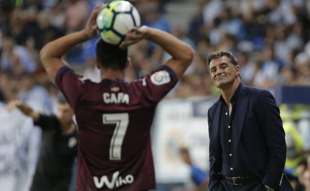 Míchel, ante Capa, que se dispone a sacar de banda.