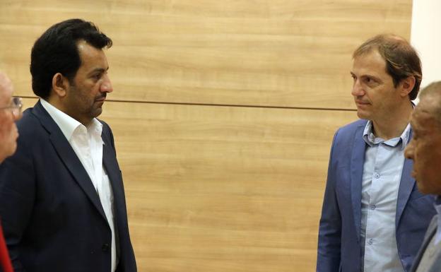 Al-Thani, en un acto con Arnau y Ben Barek.