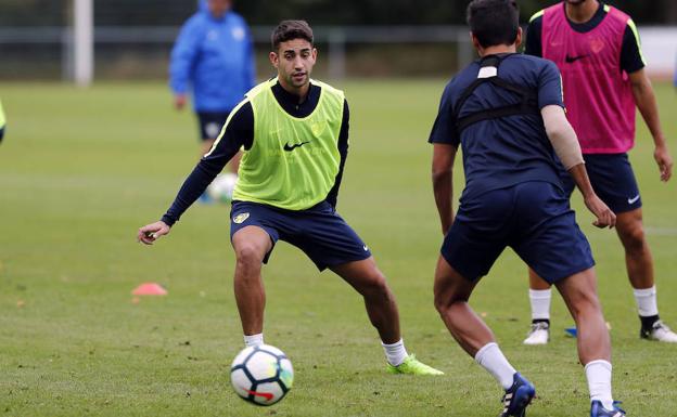 Cecchini controla el balón durante un entrenamiento con el equipo malaguista. /Santiesteban
