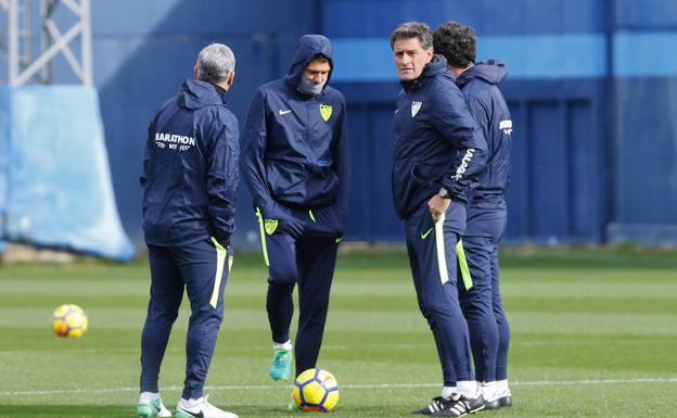 Pellicer (de espaldas), Demichelis, Mandiá y Míchel, durante el entrenamiento de ayer en el Anexo de La Rosaleda./Álvaro Cabrera