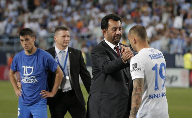Al-Thani saluda a Sandro tras el partido de despedida de la campaña anterior, ante el Madrid. /Ñito Salas