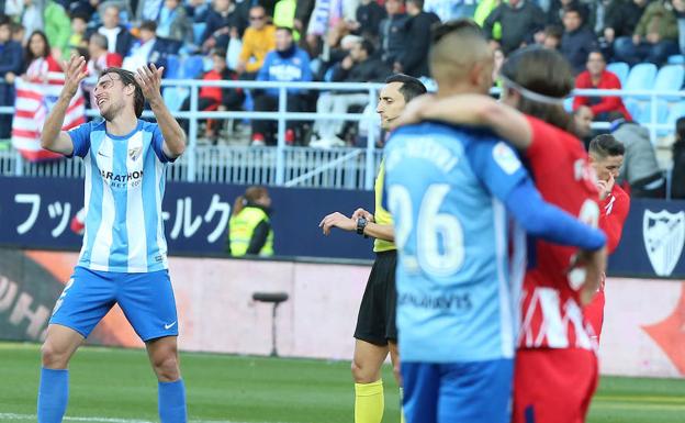 Ignasi Miquel se queja al árbitro tras decretar este el final del partido justo al pitar una falta favorable al Málaga. /Salvador Salas