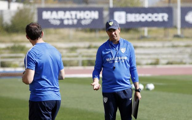 José González conversa con el delegado, Josemi, en el entrenamiento de ayer. /Migue Fernández