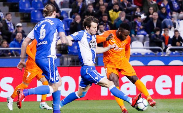 Success trata de centrar ante la oposición de Mosquera en el duelo de Riazor. /Agencia LOF