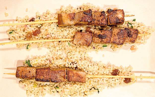 Pincho de atún a la moruna con tabulé de quinoa./DANIEL MALDONADO