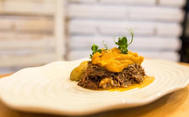 Timbal de rabo de toro, uno de los platos estrella de Almijara.