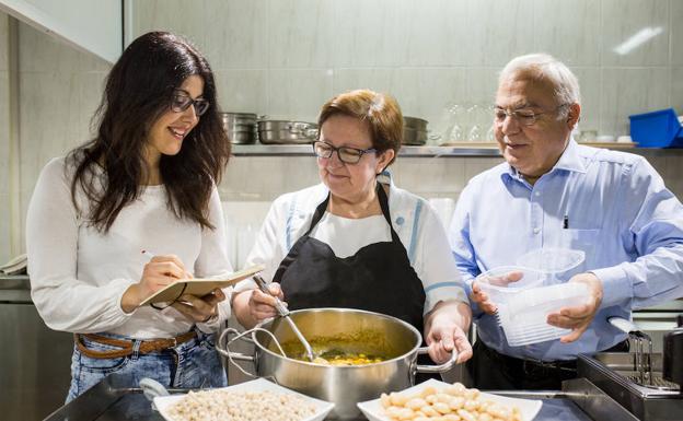 Elisa Cadenas y Mireia Ramírez repasan los valores nutricionales de los platos de La Cocina de Elisa, un formato de cocina tradicional para llevar a casa o a cualquier punto de España.
