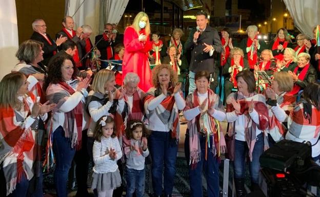 Torrox mayor Óscar Medina and local business councillor Sandra Extremera on the outdoor stage at the opening ceremony with Agua Salá and Aires del Faro./SUR