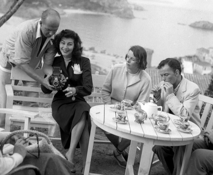 Ava Gardner en Dosa de Mar (Girona), con su tercer marido Frank Sinatra (R), que acudió a Pandora y al Flying Dutchman.