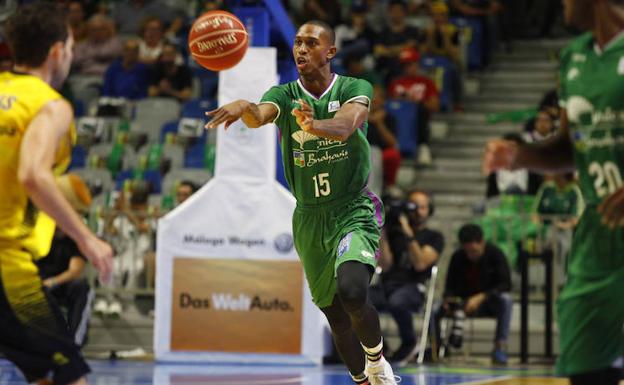 Jamar Smith da un pase en un partido de esta temporada./Álvaro Cabrera