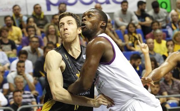 Viny Okouo lucha por la posición con Fran Vázquez.
