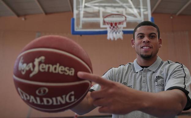 Ray McCallum, ayer antes de su presentación.