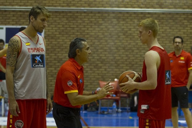Scariolo da instrucciones a Alberto Díaz en un entrenamiento de la selección en Banahavís.