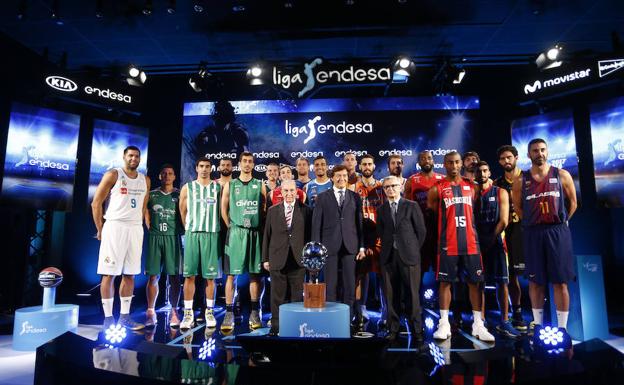Los jugadores representantes de los 18 equipos de la ACB, con Portela, Lete y Fernández Torres. /ACB