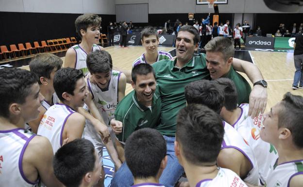 El conjunto infantil del Unicaja que dirige Manolo Bazán celebra el triunfo. /SUR