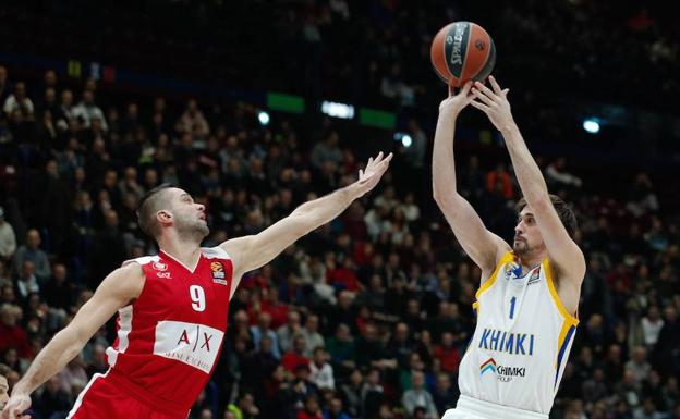 Shved lanz a canasta en un partido con el Khimki. /Efe