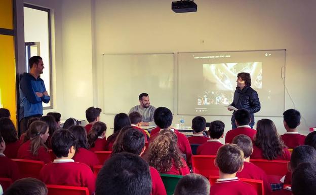 Cabezas, durante su charla en el colegio El Pinar este viernes. /