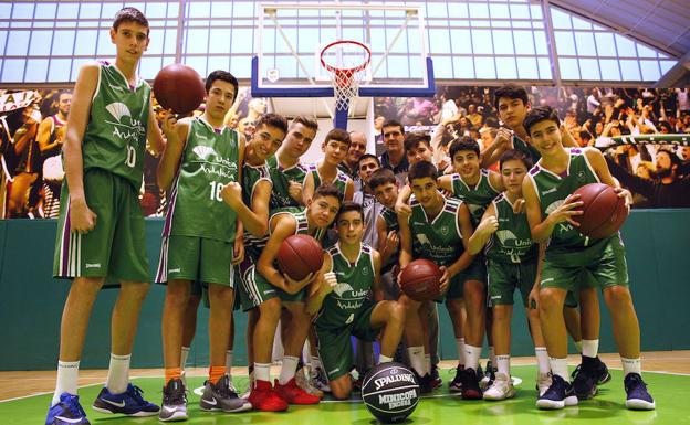 El equipo infantil del Unicaja, en la sesión de fotos con este periódico en Los Guindos. /Migue Fernández