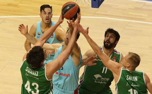 Suárez y Díez pelean por un balón con Koponen/Salvador Salas