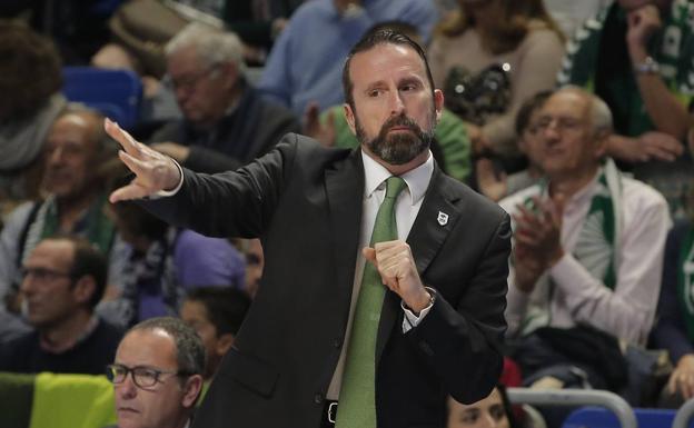 Plaza da instrucciones a sus jugadores en un partido de Euroliga. /Ñito Salas