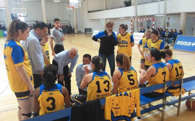 Francis Trujillo da instrucciones a sus jugadoras.