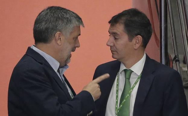 Angel Bordes, a la derecha de la imagen, charla como Emilio Mejía, consejero del Unicaja/