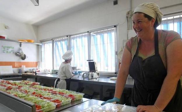 Susana Tirado prepara los platos para los menús que sirve a diario.