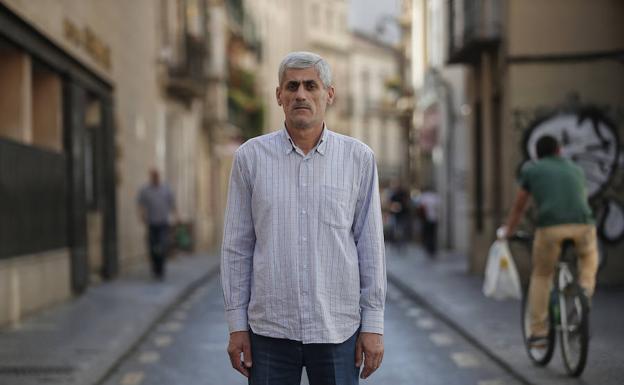 Marwan Abdulhamid, que llegó en abril con su mujer y sus seis hijos, posa en la calle Ollerías de la capital. /Ñito Salas