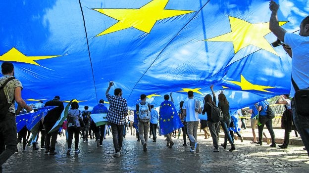 Partidarios de la UE celebrando en marzo pasado el 60 aniversario del Tratado de Roma :: Antonello Nusca / EFE
/