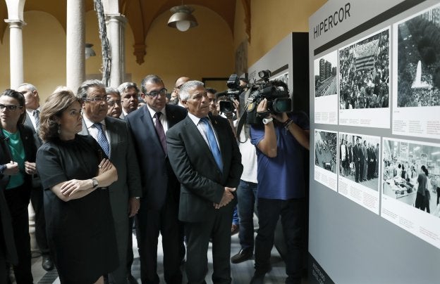 Sáenz de Santamaría y Zoido visitan una muestra conmemorativa.::/ EFE