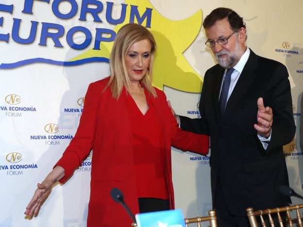 Rajoy y la cúpula del PP arroparon ayer a Cifuentes en un desayuno informativo en Madrid. :: J. J. Guillén / efe/
