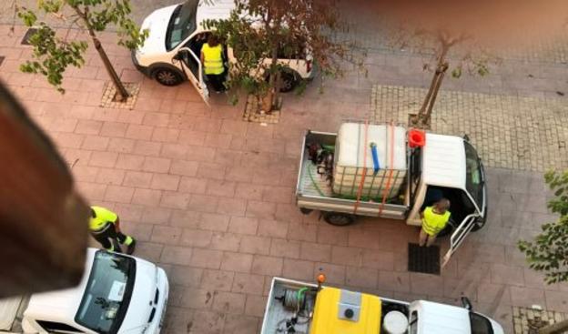 Los coches rellenan los depósitos bajo los balcones. :: ch. márquez