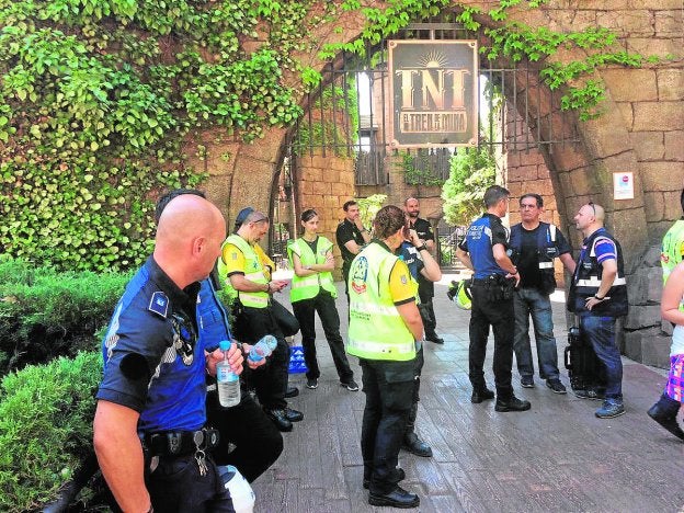 Servicios de emergencias en las inmediaciones del parque. :: efe