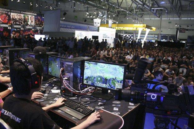 Un equipo de jugadores compiten en un torneo de videojuegos ante decenas de personas.