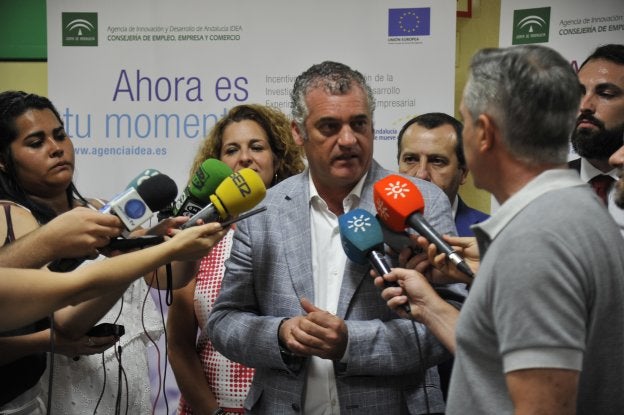 Javier Carnero, consejero de Empleo. :: francis silva