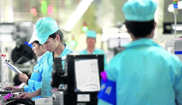 Trabajadoras, en una fábrica de móviles en Dongguan. :: afp