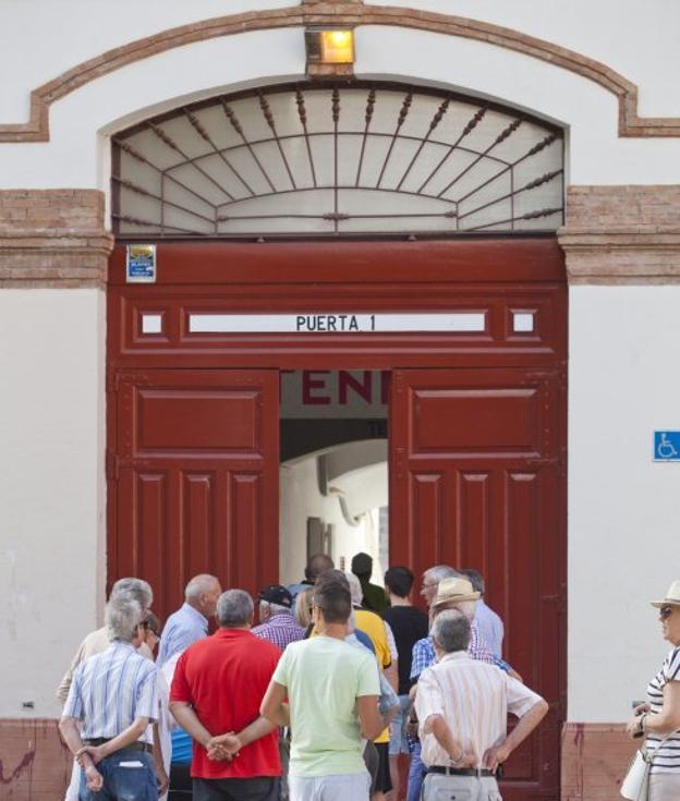 Aficionados, ayer, en el primer día de renovación de abonos.