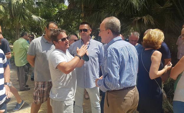 El alcalde, hablando con varios taxistas.