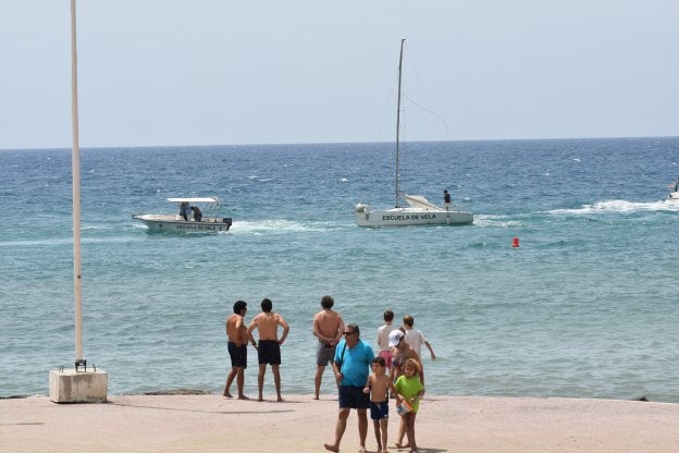 La embarcación fue remolcada al Puerto Deportivo. :: j.-lanza