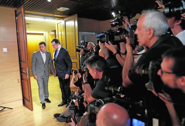 Rivera y Rajoy, tras firmar su pacto con el que Ciudadanos se comprometió a respaldar la investidura del líder del PP. :: j. carlos hidalgo / efe