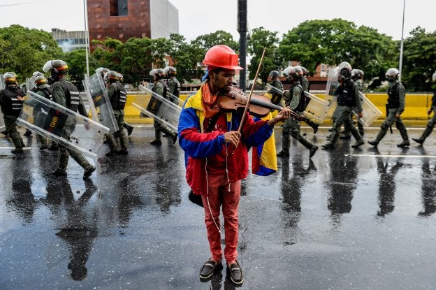 El joven Wuilly Arteaga, ahora liberado, en una imagen tomada en Caracas en mayo. :: FEDERICO PARRA / afp