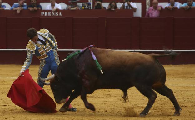 El Juli, durante su trasteo al cuarto, un sobrero de Las Ramblas.