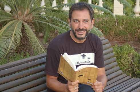 El autor promociona su novela incluso en la ropa.
