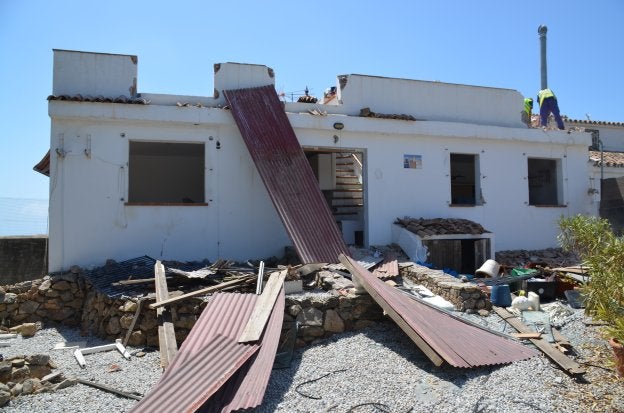 Los trabajos de demolición comenzaron ayer y se prolongarán durante toda esta semana. :: e. cabezas