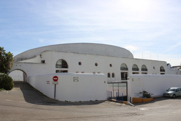 Exterior de la plaza de toros de Estepona.